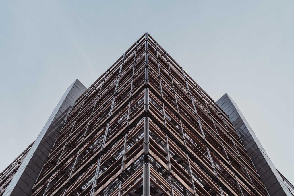 Immeuble de bureaux vu en contre-plongée sur un ciel clair